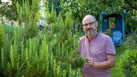 Garten und lecker – Die fünfte Folge führt uns in die älteste Gemeinde der Südpfalz. Rheinzabern wurde als „Tabernae“ von den Römern gegründet. Hier pflegt Peter Hamburger mit seinem Mann Roland Häfele ein Schlaraffenland für Vögel und Insekten. Bei der Arbeit in diesem Garten voller Blumen, Kräuter und Gemüse stoßen die beiden immer wieder auf Spuren der römischen Siedler.