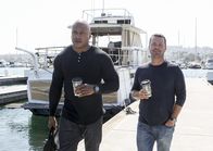 Navy CIS: L.A. – Nachdem hochpreisige Waffen gestohlen werden, spüren Callen (Chris O'Donnell, r.) und Sam ((LL Cool J, l.) Beweise auf, die zu einem wohlhabenden Charity-Event einer Waffenfabrik führen. Doch auch ein Bekannter von Sam scheint in die Sache verwickelt zu sein.