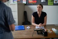 First Day - Ich bin Hannah – Ms Fraser (Brenna Harding, r.) fragt Hannah (Evie MacDonald, l.), ob diese auch mit auf den bevorstehenden Klassenausflug kommen wird.