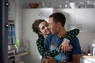 Schloss Einstein – Sibel (Josie Hermer, li.) und Pawel (Noel Okwanga, re.) sind einfach ein Traumpaar.