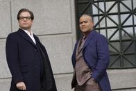 Bull – Erin Howland, die Lehrerin von Chunks (Chris Jackson, r.) Neffen, wurde von ihrer Bank bei einem dubiosen Aktiengeschäft offensichtlich um ihr gesamtes Erspartes betrogen. Bull (Michael Weatherly, l.) beschließt, den Fall vor Gericht zu bringen, obwohl er damit seiner eigenen Firma schaden könnte ...
