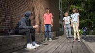 Die Pfefferkörner – Was hat der Junge im schwarzen Hoodie mit Ronjas blauen Flecken zu tun?