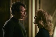 Hannibal – Bedelia (Gillian Anderson, r.) und Hannibal (Mads Mikkelsen, l.) ahnen, dass der Boden heiß wird, auf dem sie sich bewegen. Doch bevor der Kannibale Florenz verlässt, entwickelt er noch einen finalen Plan ...