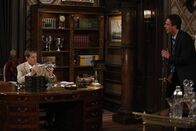 How I Met Your Mother – Nachdem Lily das Angebot des Captains (Kyle MacLachlan, l.) ausgeschlagen hat, möchte Marshall (Jason Segel, r.) mit ihm sprechen. Werden Lily und Marshall wirklich nach Rom gehen?