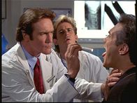 Diagnose: Mord – Unter den argwöhnischen Augen von Jesse (Charlie Schlatter, M.) untersucht Steve (Barry Van Dyke, l.), der verdeckt ermittelt und sich als Arzt ausgegeben hat, einen Patienten.