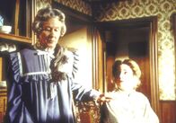 Unsere kleine Farm – Die alleinstehende, alte Dame, Mrs. Flannery (Barbara Townsend, l.) teilt Laura Ingalls-Wilder (Melissa Gilbert, r.) mit, dass sie ihr großes Haus vererben will.