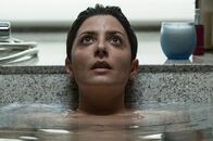 Der unsichtbare Gast – Der Geschäftsmann Adrián Doria erwacht in seinem Hotel. Die Leiche seiner Geliebten Laura (Bárbara Lennie) liegt im Badezimmer. Außer ihm selbst befindet sich niemand im von innen abgeschlossenen Zimmer.
