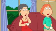 Family Guy – Ahnen nichts von Peters und Carters Geheimnis: Lois (r.) und ihre Mutter Barbara (l.) ...