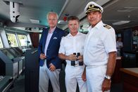 Das Traumschiff – Auf der "Traumschiff"-Reise nach Macau ist auch Oskar Schifferle (Harald Schmidt, l.) wieder mit an Bord. Dr. Sander (Nick Wilder, M.) und Kapitän Burger (Sascha Hehn, r.) freuen sich.