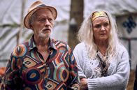 Mord mit Aussicht – Rainer (Falk Rockstroh, l.) und Uschi (Petra Welteroth, r.) haben gemischte Gefühle über die Anwesenheit ihrer Tochter Marie im Hippie-Camp.