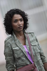 Death in Paradise – Camille Bordey (Sara Martins) arbeitet bei der Polizei und ermittelt sehr gründlich.