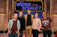 Wer weiß denn sowas? – Moderator Kai Pflaume (M.) und seine Rateteam-Kapitäne Bernhard Hoëcker (l.) und Elton (r.) begrüßen in dieser Sendung den Tagesschau-Chefsprecher Jens Riewa (2.v.l.) und die Tagesschau-Sprecherin Susanne Daubner (2.v.r.).