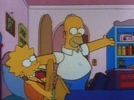 Die Simpsons – Homer zeigt Lisa, wie fit er nach der Operation wieder ist.