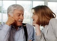 Diagnose: Mord – Dr. Sloan (Dick Van Dyke, l.) genießt es sichtlich, mit Gloria (Renee Coleman, r.) zu flirten.