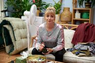 Mum – Kelly (Lisa McGrillis) packt für den Zypernurlaub.