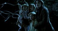 Mama – Können keine glückliche Familie werden, solange Mama auf der Suche nach ihrem Kind ist: Lilly (Isabelle Nélisse, l.), Lucas (Nikolaj Coster-Waldau, 2.v.l.), Victoria (Megan Charpentier, 2.v.r.) und Annabel (Jessica Chastain, r.) ...