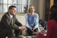 Desperate Housewives – Lynette (Felicity Huffman, M.) und Tom (Doug Savant, l.) geraten wegen ihrer Paartherapie bei Dr. Graham (Jane Leeves, r.) in Streit ...
