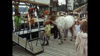 Astrid Lindgren:: Pippi Langstrumpf – Mit ihrem Pferd "Kleiner Onkel" geht Pippi (Inger Nilsson) an Bord der Hoppetosse.