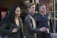 MacGyver – Als ein ehemaliger Regierungsangestellter, der nach dem Diebstahl von Geheiminformationen von der Bildfläche verschwunden ist, wieder auftaucht, sollen Riley (Tristin Mays, l.), Angus MacGyver (Lucas Till, M.) und Jack (George Eads, 2.v.l.) ihn schnappen ...