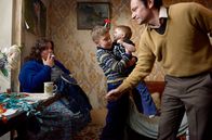 Ray & Liz – Der ganz normale Wahnsinn: Liz (Ella Smith, l) und Ray (Justin Salinger, r) mit ihren beiden Söhnen Richard (Jacob Tuton) und Jason (Callum Slater, 2.v.l.).
