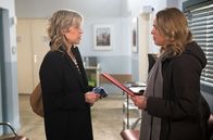 Rote Rosen – Katrin (Nicole Ernst, l.) ist geschockt, als Britta (Jelena Mitschke, r.) ihr klarmacht, dass Leos Patientenverfügung, keine weiteren intensiv-medizinischen Eingriffe erlaubt.