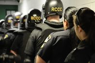 Lockdown - Hinter Gittern – Sacramento, California: Deputies preparing for a shakedwn in a pod.