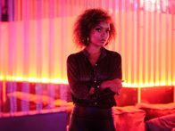 Suspect – Mit Maia (Antonia Thomas) hat die tote Christina in einem Club gearbeitet und gefeiert.