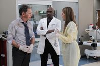 Atlanta Medical – Besprechen die Lage: (l-r) Bruce Greenwood als Dr. Bell, Morris Chestnut als Dr. Cain, Janes Leeves als Kit Voss