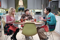 The Big Bang Theory – Als Raj (Kunal Nayyar, r.) erzählt, dass er sich von einer Frau angezogen fühlt, die er im Comicbuchladen getroffen hat, müssen ihn Bernadette (Melissa Rauch, l.) und Howard (Simon Helberg, M.) daran erinnern, dass er bereits eine Freundin hat ...