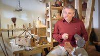 Rom am Rhein – Prof. Dr. Matthias Wemhoff mit einer Legionärssandale in der rekonstruierten römischen Schuhmacher-Werkstatt auf der Saalburg.