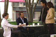 Dr. House – Paula (Wendy Gazelle, r.) und Andy (Robin Thomas, 2.v.r.) machen sich große Sorgen um ihren Sohn. Sie bitten Dr. Jack Wilson (Robert Sean Leonard, l.) und Dr. House (Hugh Laurie, 2.v.l.) um Hilfe.
