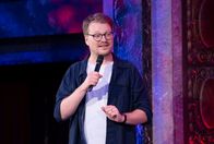 Der Elternabend - Jetzt wird abgerechnet! – In dieser Comedy-Show wird der alltägliche Wahnsinn in deutschen Kinderzimmern, Kindergärten oder auf Schulhöfen satirisch unter die Lupe genommen. Mirja Boes und ihre Gäste nehmen kein Blatt vor den Mund, egal ob es um Helikopter-Eltern, rotzfreche Kinder, Erziehungsratgeber oder um das marode Bildungssystem geht. Mit dabei sind: Herr Schröder, Lisa Feller, Maxi Gstettenbauer (Foto) und Jan van Weyde. Gemeinsam mit den Erziehungsberechtigten im Publikum bilden sie eine Art "Eltern- und Selbsthilfegruppe" und arbeiten sich an den typischen Kinder- und Jugendthemen humoristisch ab.; WDR Fernsehen DER ELTERNABEND - JETZT WIRD ABGERECHNET Uhr. In dieser Comedy-Show wird der alltägliche Wahnsinn in deutschen Kinderzimmern, Kindergärten oder auf Schulhöfen satirisch unter die Lupe genommen. Mirja Boes und ihre Gäste nehmen kein Blatt vor den Mund, egal ob es um Helikopter-Eltern, rotzfreche Kinder, Erziehungsratgeber oder um das marode Bildungssystem geht. Mit dabei sind: Herr Schröder, Lisa Feller, Maxi Gstettenbauer (Foto) und Jan van Weyde. Gemeinsam mit den Erziehungsberechtigten im Publikum bilden sie eine Art "Eltern- und Selbsthilfegruppe" und arbeiten sich an den typischen Kinder- und Jugendthemen humoristisch ab.