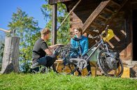 Sturm der Liebe – Max (Stefan Hartmann, l.) hilft Liesl (Anuschka Tochtermann, r.) mit ihrem Fahrrad.