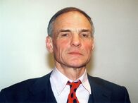 In aller Freundschaft – Hinter Professor Reuttes (Peter Hallwachs) Rücken wird getuschelt, dass er seinem lägenderen Ruf längst nicht mehr gerecht wird.