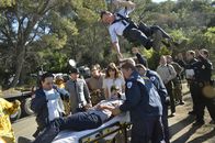 Scorpion – Toby (Eddie Kaye Thomas, 2.v.l.), Sylvester (Ari Stidham, 3.v.l.), Paige (Katharine McPhee, 3.v.r.), Walter (Elyes Gabel, liegend) und Cabe (Robert Patrick, oben) sind sich unsicher über die Einheit von Scorpion ...