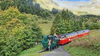 Eisenbahn-Romantik – Ebenfalls ölbefeuert ist Dampflok Nummer 16. Gerade verlässt die Zahnradbahn den Halteunkt Planalp.