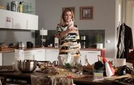 In aller Freundschaft – Als Sarah Marquardt (Alexa Maria Surholt) in Kaminskis Wohnung ankommt, findet sie das totale Weihnachtschaos vor, aber keine Spur von Vera Bader.