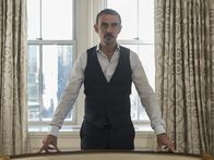 Homeland – Dar Adals Rechnung scheint aufgegangen zu sein. Keane vertraut ihm, nachdem Javadi im Sinne von ihm ausgesagt hat, dass der Iran gegen das Atomabkommen verstößt. Doch dann wird auch Javadi (Shaun Toub) von Adal hintergangen ...