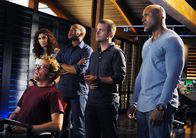 Navy CIS: L.A. – Versuchen, einen Mordfall zu lösen: Eric Beal (Barrett Foa, vorne), Special Agent Kensi Blye (Daniela Ruah, l.), Dominic Vail (Adam Jamal Craig, 2.vl.), Special Agent Callen (Chris O'Donnell, 2.v.r.) und Special Agent Sam Hanna (LL Cool J, r.) ...