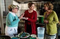 Meine Mutter ... – Heidi (Magarita Broich, re.), Toni (Dianan Amft) und Hennelotte (Ramona Kunze- Libnow, li.) unter sich.