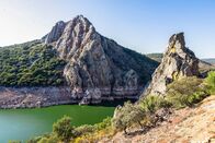 Abenteuer Spanien – Der Nationalpark Monfragüe in der Extremadura ist ein Paradies für Greifvögel: Am„Salto del Gitano“ lebt die größte Gänsegeierkolonie mit gut 350 Tieren oberhalb des Flusses Tajo.
