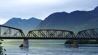 Lost Places – Knapp 50 Meter über dem Copper River in den Chugach Mountains, Alaska, erstreckt sich die Miles Glacier Bridge. Nahezu 500 Meter ist die Brücke in der Arktis lang.
