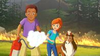 Lassie – Ein Blitzschlag hat einen Waldbrand ausgelöst, der sich rasch ausbreitet. Zoe und Harvey versuchen dem entgegenzuwirken.