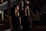 American Horror Story – Wie lange wird es funktionieren, dass Zoe (Taissa Farmiga, r.) und Madison (Emma Roberts, l.) sich einen Jungen teilen?; Wie lange wird es funktionieren, dass Zoe (Taissa Farmiga, r.) und Madison (Emma Roberts, l.) sich einen Jungen teilen?