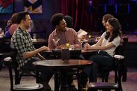 Call Me Kat – (v.l.n.r.) Max (Cheyenne Jackson); Carter (Julian Gant); Brigitte (Schuyler Helford)