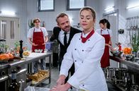 Sturm der Liebe – Erik (Sven Waasner, M. mit Laura Osswald, vorne) ist erleichtert, als Caspar (Andreas Hagl, hinten) wieder auftaucht.