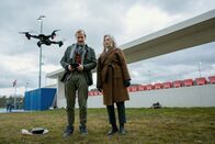 Die Beschatter – Die Beschatter Staffel 1 / Folge 2 Motiv 1 2022 Modernste Überwachungsmittel: Martin Butzke als Hennig Eckberg, Esther Gemsch als Doro Iselin Regie: Michael Steiner Produktion: Turnus Film AG Kamera: Pascal Walder Created by Simone Schmid, Francesco Rizzi