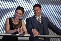Bones - Die Knochenjägerin – Dr. Brennan (Emily Deschanel, l.); Booth (David Boreanaz, r.)