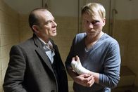 Tatort – Obwohl Thomas Jansen (Oli Bigalke, rechts) offensichtlich Angst hat, in seinem Boxclub noch einmal überfallen zu werden, sagt er Hauptkommissar Keppler (Martin Wuttke, links) nicht die Wahrheit über die Angreifer. Warum deckt er die Täter?