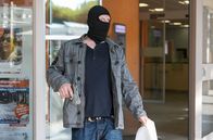 Rentnercops – Lutz Michel (Gerdy Zint) stürmt, nach seinem reichlich dilettantisch ausgeführten Überfall, aus der Bank.